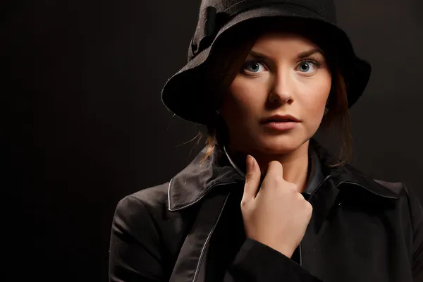 Hermosa mujer con abrigo, sombrero — Foto de Stock