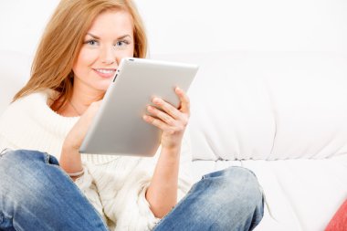tablet ile gülümseyen kadın