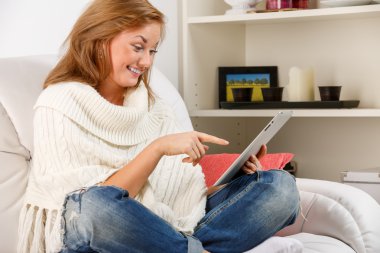 tablet pc ile birlikte oturan kadın
