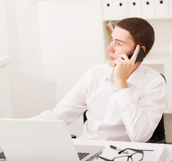 Man werken en het gebruik van laptop — Stockfoto