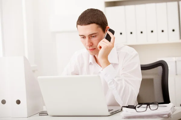 Man arbetar och med laptop — Stockfoto