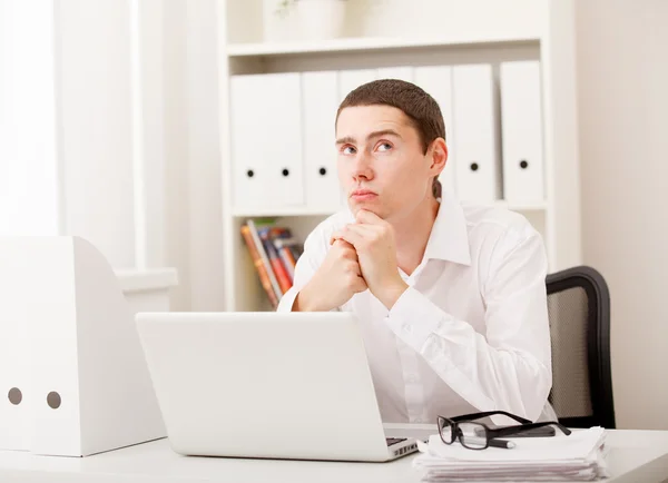 Man werkt op laptop — Stockfoto