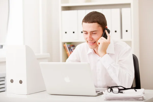 Empresário no telefone sentado — Fotografia de Stock