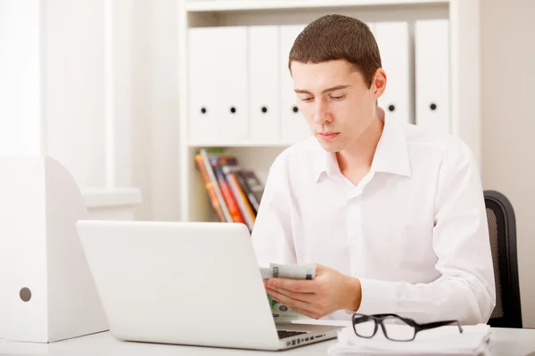 Uomo con laptop e denaro — Foto Stock