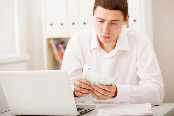 Mann mit Laptop und Geld — Stockfoto