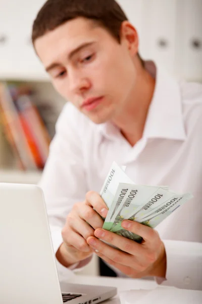 Uomo che conta i soldi — Foto Stock