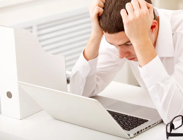 Uomo con stress e preoccupazioni — Foto Stock