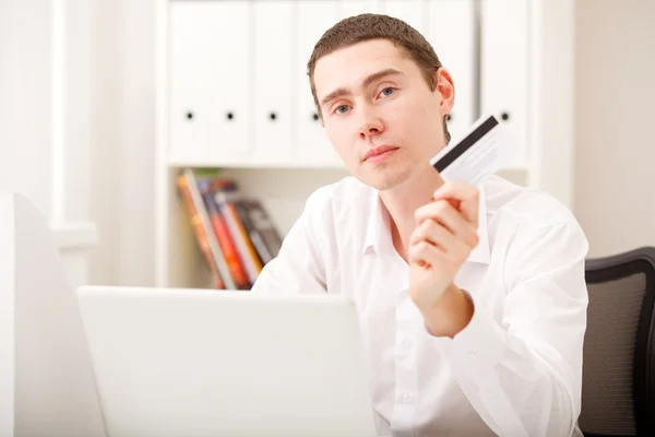 Man with credit card — Stock Photo, Image