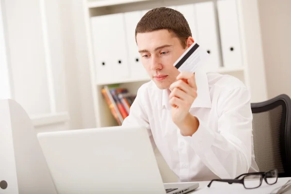 Hombre con tarjeta de crédito —  Fotos de Stock