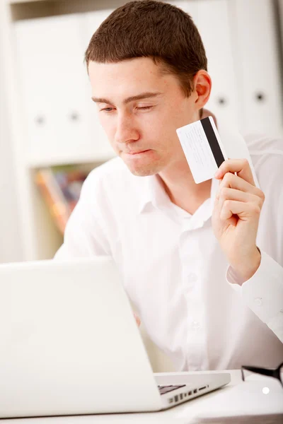 Hombre con tarjeta de crédito —  Fotos de Stock