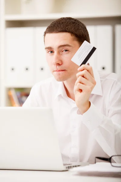 Homem segurando cartão de crédito — Fotografia de Stock