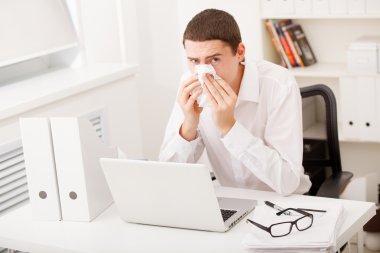 süre çalışma hapşıran adamı