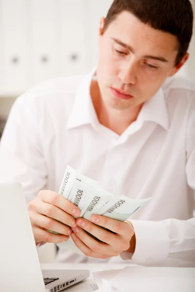 Hombre contando dinero —  Fotos de Stock