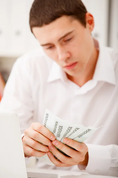 Muž počítá peníze — Stock fotografie