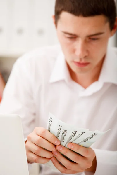 Affärsman med kontanter — Stockfoto