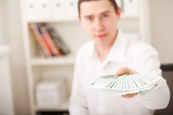 Hombre sosteniendo dinero en euros —  Fotos de Stock