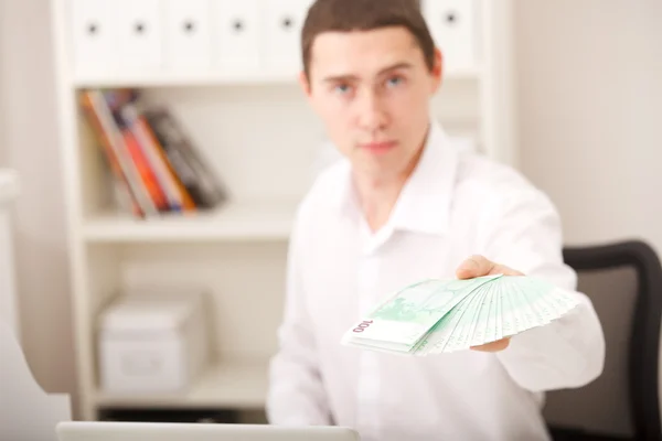 Mann im Besitz von Eurogeld — Stockfoto