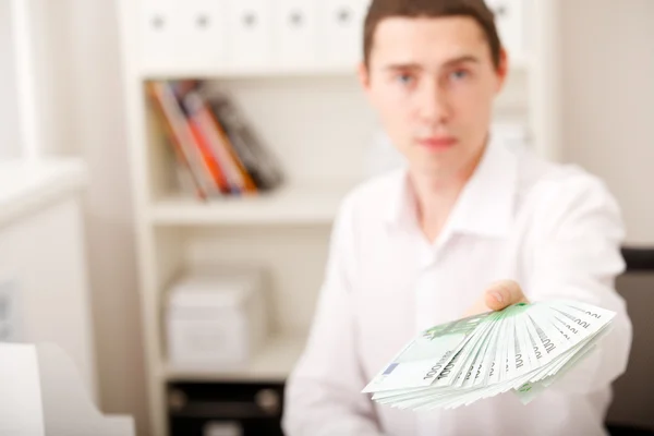 Mann im Besitz von Eurogeld — Stockfoto