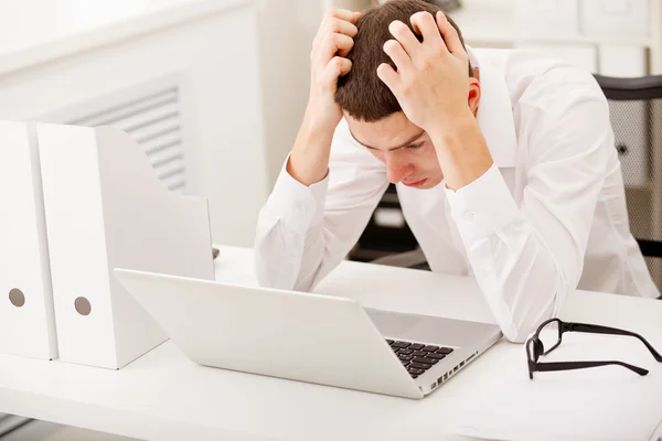 Uomo con stress e preoccupazioni — Foto Stock