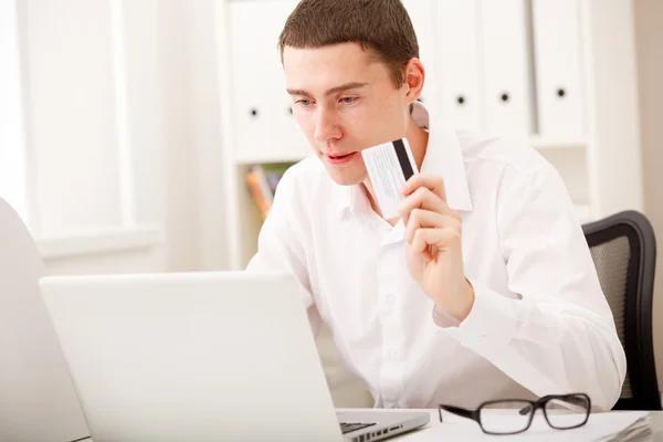 Hombre usando tarjeta de crédito —  Fotos de Stock