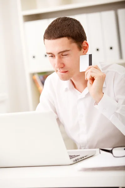 Hombre usando tarjeta de crédito — Foto de Stock