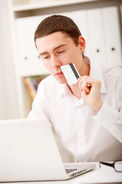 Hombre con tarjeta de crédito —  Fotos de Stock