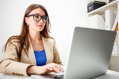 Bilgisayar Kullanan Kadın