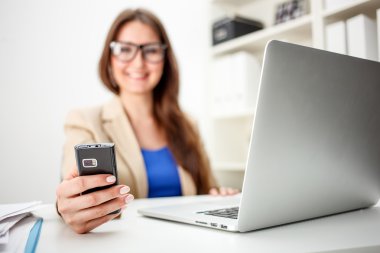 hareket eden bir kadınla