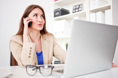 Cep telefonundan konuşan kadın
