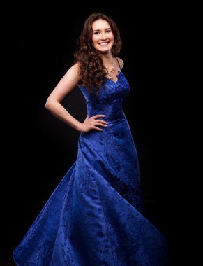 kadın mavi uzun elbise