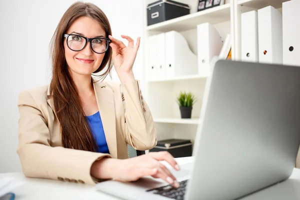 Mulher com computador — Fotografia de Stock