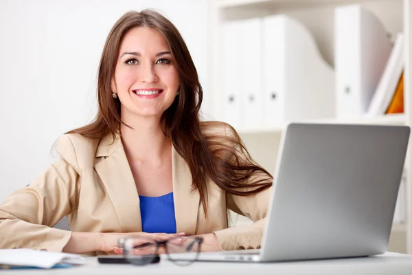 Frau arbeitet am Laptop — Stockfoto