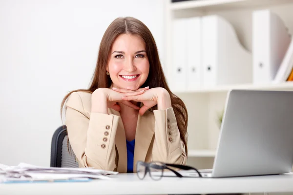 Portrait of woman in office — Stock Photo, Image