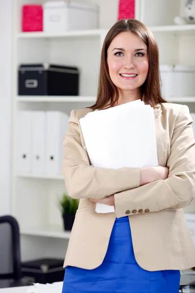 Vrouw bedrijf blanco, papier — Stockfoto