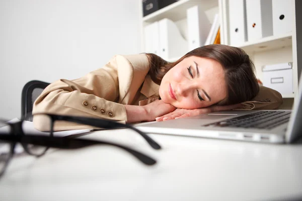 Mujer trabajadora durmiendo — Foto de Stock