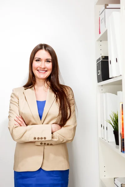 Woman with arms crossed — Stock Photo, Image