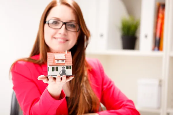 Frau sitzt im Büro — Stockfoto