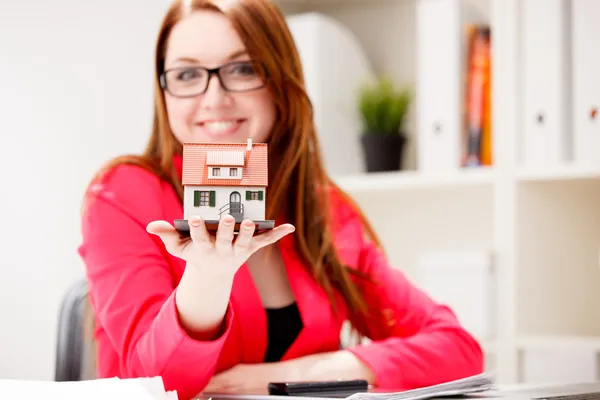 Casa en las manos de la mujer — Foto de Stock