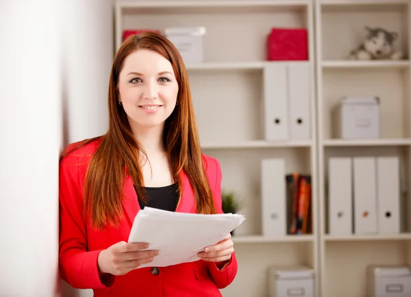 Mujer sosteniendo gavilla de papeleo — Foto de Stock