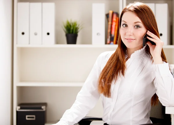 Woman talking on phone — Stock Photo, Image