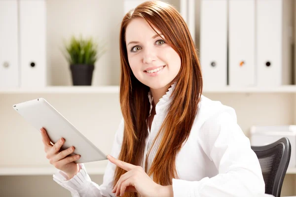 Mujer usando ficha — Foto de Stock