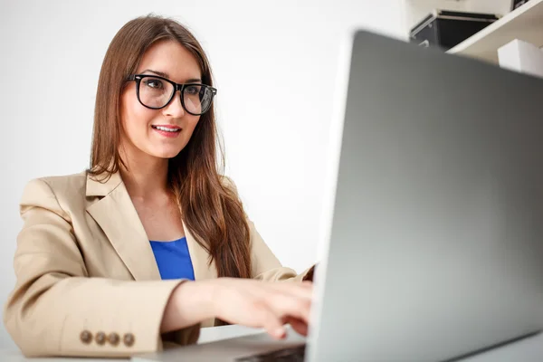 Woman using computer — Stock Photo, Image