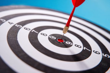 Gökyüzünde dart tahtasının ortasında kırmızı dart oku
