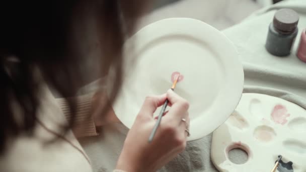 Craftswoman pintura bonito coração e amor inscrição — Vídeo de Stock