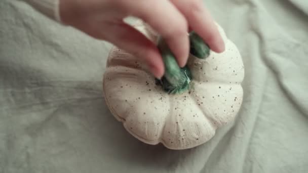 Crop vrouw zetten snoepjes in pompoenendoos — Stockvideo