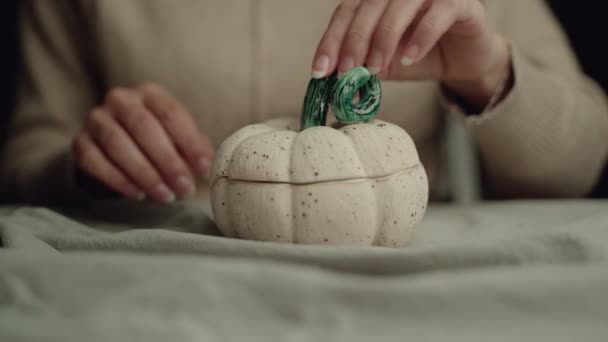 Mulher de colheita tomando doces de abóbora cerâmica — Vídeo de Stock
