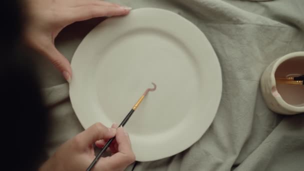 プレート上の小さな心を描く作物の女性 — ストック動画