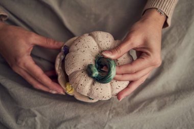 Kırbaç dişisi, masanın üstünde şekerler olan kutuyu açıyor.