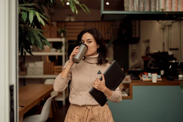 Kobieta pijąca kawę w stołówce — Zdjęcie stockowe