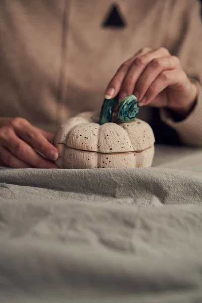 Samica upraw z ręcznie robioną ceramiczną dynią — Zdjęcie stockowe